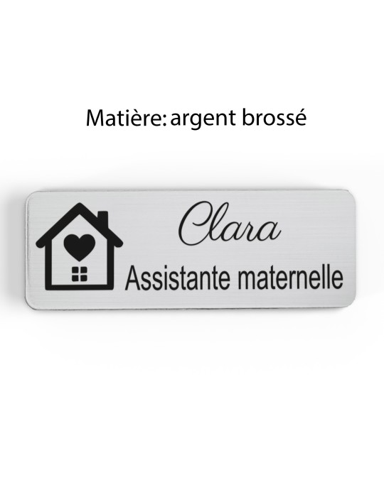 Badge personnalisé assistante maternelle, motif accueil familial et petite enfance, finition argent brossé