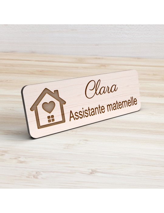 Badge personnalisé assistante maternelle, motif accueil familial et petite enfance, vue de présentation