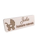 Badge personnalisé assistante maternelle, motif accueil familial et petite enfance, vue en biais