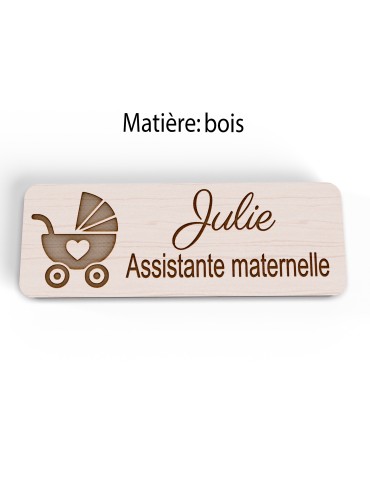 Badge personnalisé assistante maternelle, motif accueil familial et petite enfance, vue en biais 2