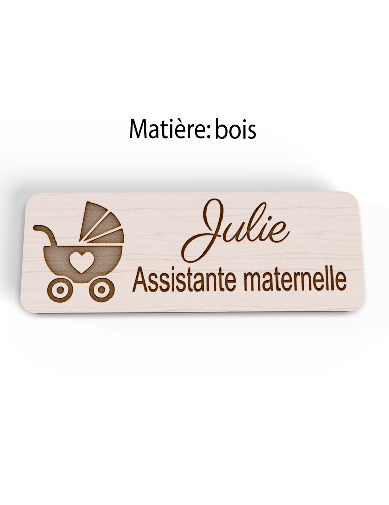 Badge personnalisé assistante maternelle, motif accueil familial et petite enfance, version bois vue à plat