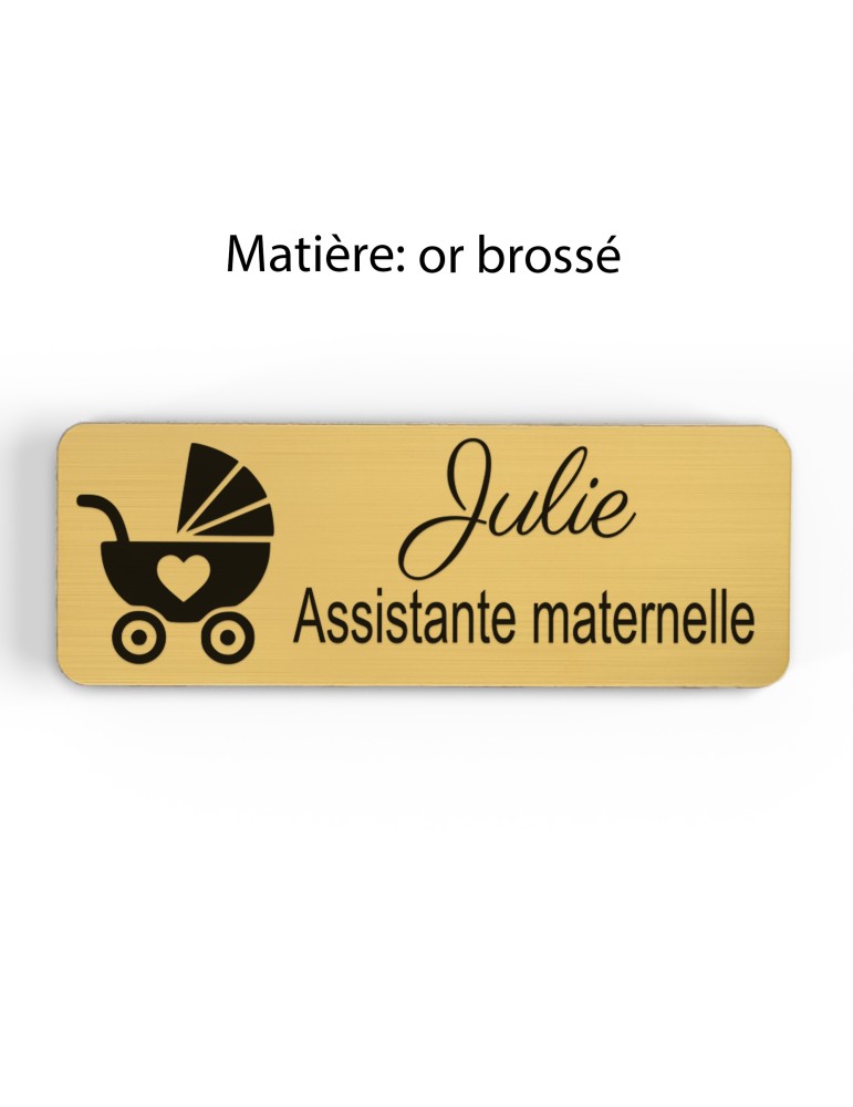 Badge personnalisé assistante maternelle, motif accueil familial et petite enfance, finition or brossé