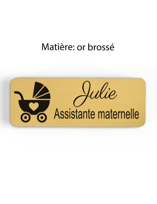 Badge personnalisé assistante maternelle, motif accueil familial et petite enfance, finition or brossé
