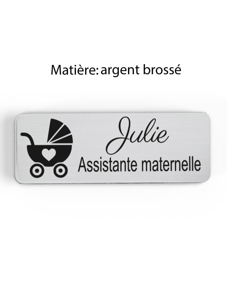 Badge personnalisé assistante maternelle, motif accueil familial et petite enfance, finition argent brossé