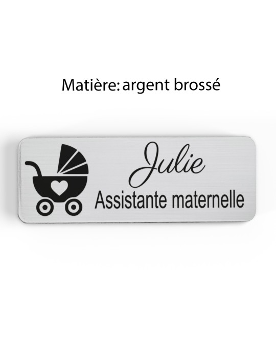 Badge personnalisé assistante maternelle, motif accueil familial et petite enfance, finition argent brossé