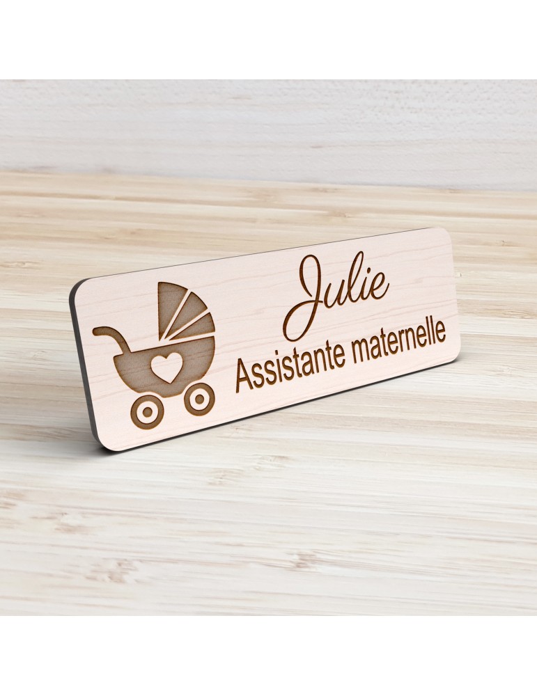 Badge personnalisé assistante maternelle, motif accueil familial et petite enfance, vue de présentation