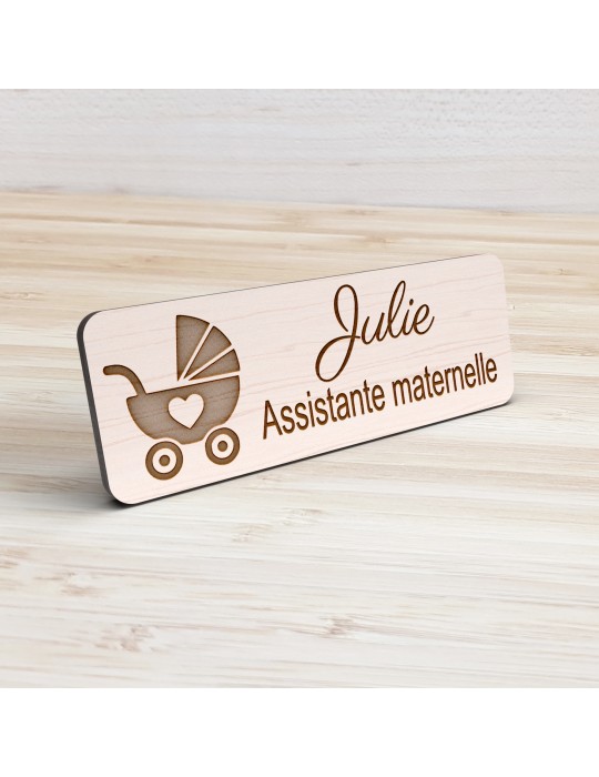 Badge personnalisé assistante maternelle, motif accueil familial et petite enfance, vue de présentation
