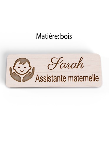 Badge personnalisé assistante maternelle, motif accueil familial et petite enfance, vue en biais 2