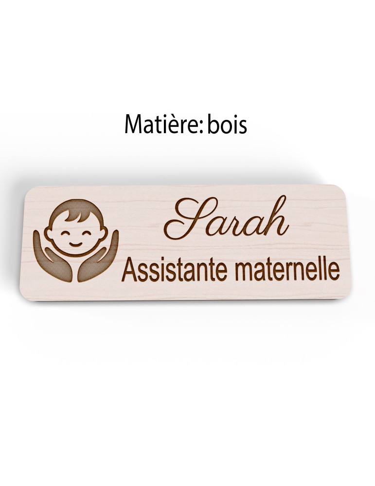 Badge personnalisé assistante maternelle, motif accueil familial et petite enfance, version bois vue à plat