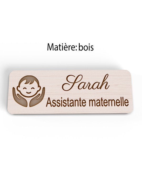 Badge personnalisé assistante maternelle, motif accueil familial et petite enfance, version bois vue à plat