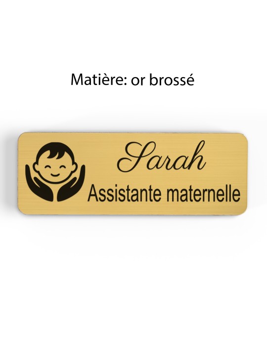 Badge personnalisé assistante maternelle, motif accueil familial et petite enfance, finition or brossé