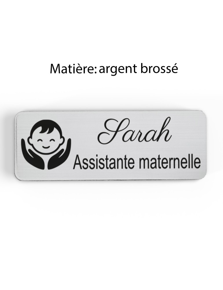 Badge personnalisé assistante maternelle, motif accueil familial et petite enfance, finition argent brossé
