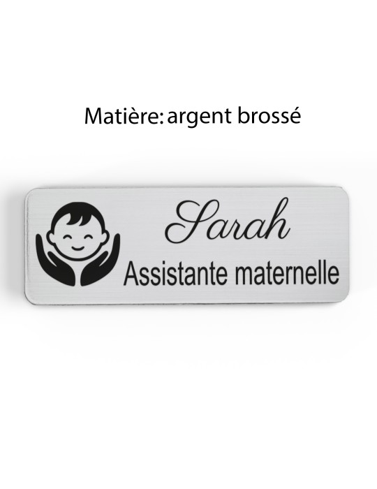 Badge personnalisé assistante maternelle, motif accueil familial et petite enfance, finition argent brossé