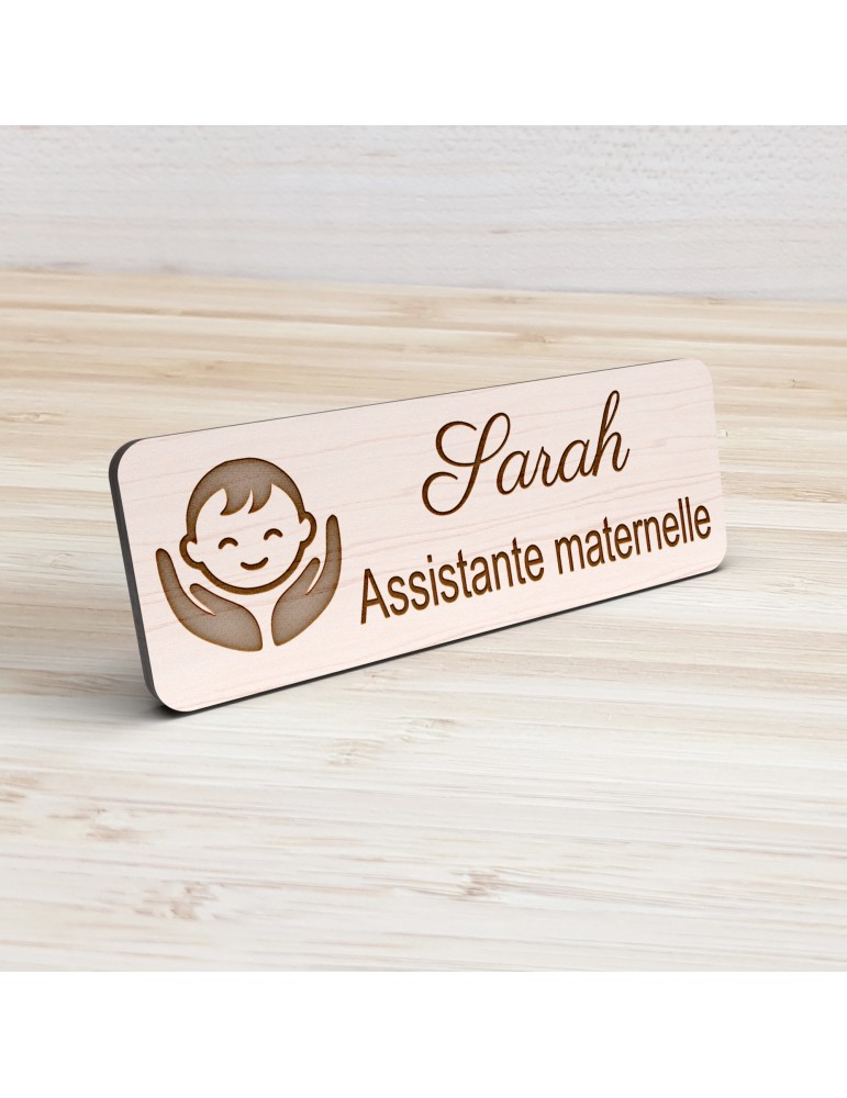 Badge personnalisé assistante maternelle, motif accueil familial et petite enfance, vue de présentation