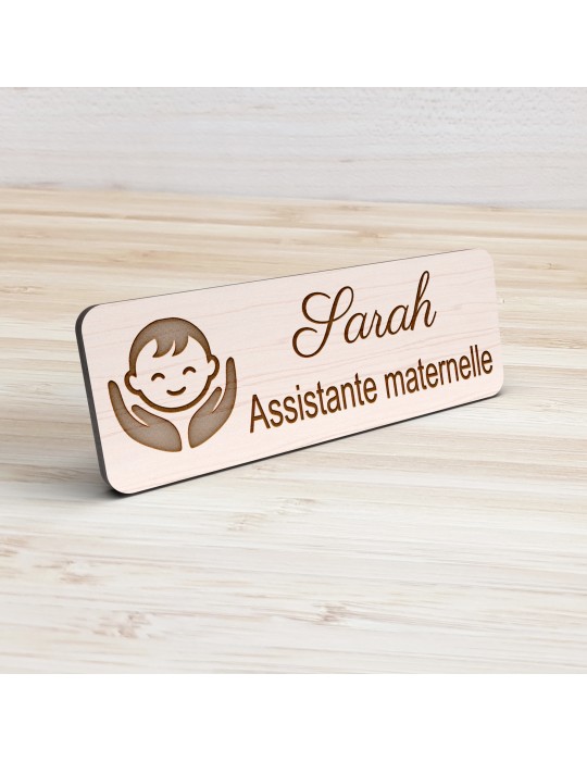 Badge personnalisé assistante maternelle, motif accueil familial et petite enfance, vue de présentation