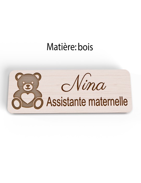 Badge personnalisé assistante maternelle, motif accueil familial et petite enfance, version bois vue à plat