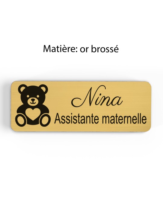 Badge personnalisé assistante maternelle, motif accueil familial et petite enfance, finition or brossé