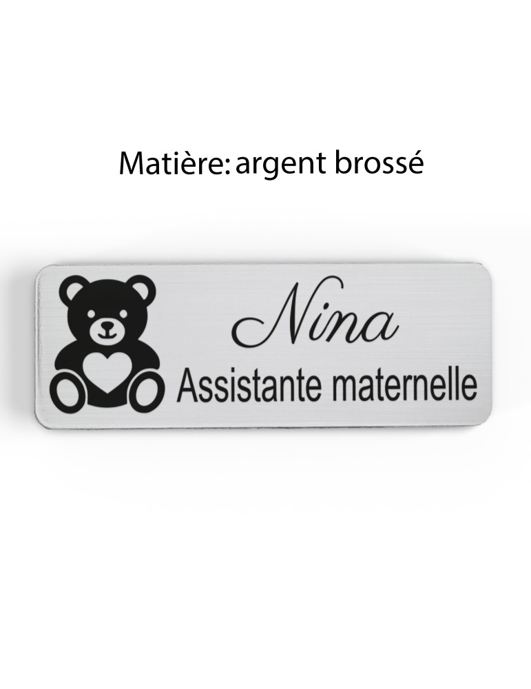 Badge personnalisé assistante maternelle, motif accueil familial et petite enfance, finition argent brossé