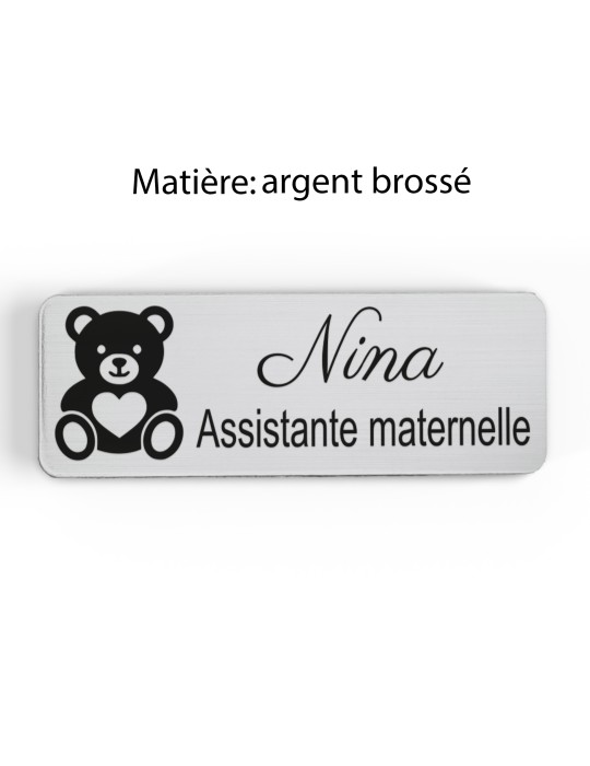 Badge personnalisé assistante maternelle, motif accueil familial et petite enfance, finition argent brossé