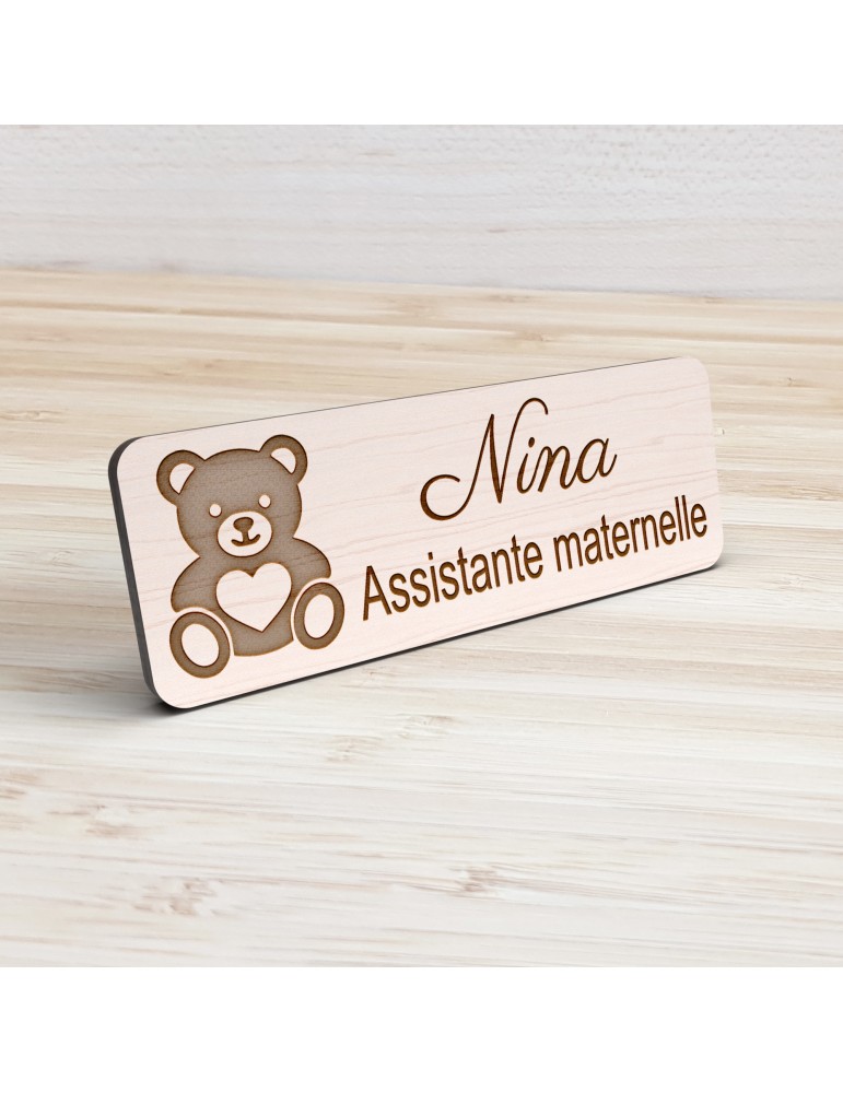 Badge personnalisé assistante maternelle, motif accueil familial et petite enfance, vue de présentation