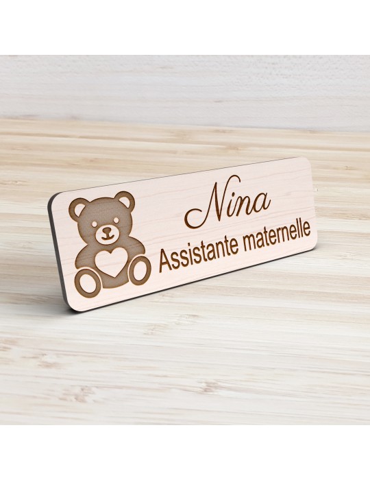 Badge personnalisé assistante maternelle, motif accueil familial et petite enfance, vue de présentation