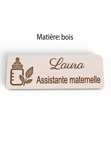 Badge personnalisé assistante maternelle, motif accueil familial et petite enfance, vue en biais 2