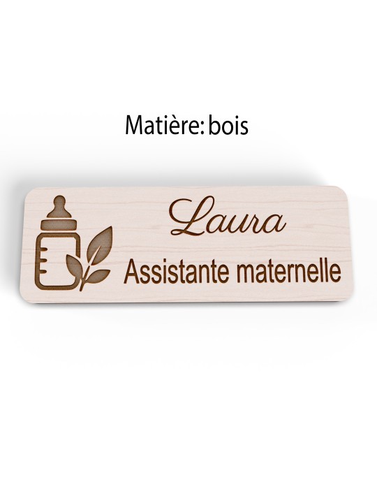 Badge personnalisé assistante maternelle, motif accueil familial et petite enfance, version bois vue à plat