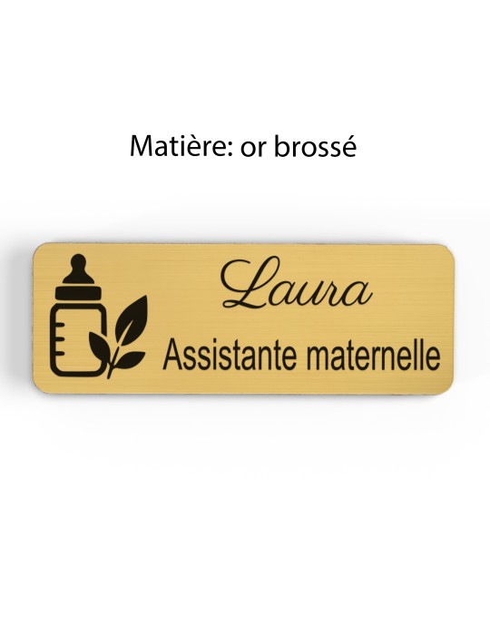 Badge personnalisé assistante maternelle, motif accueil familial et petite enfance, finition or brossé