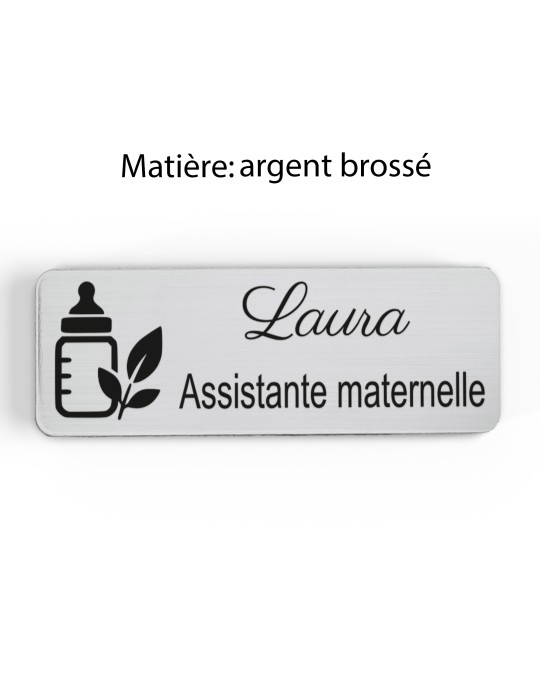 Badge personnalisé assistante maternelle, motif accueil familial et petite enfance, finition argent brossé