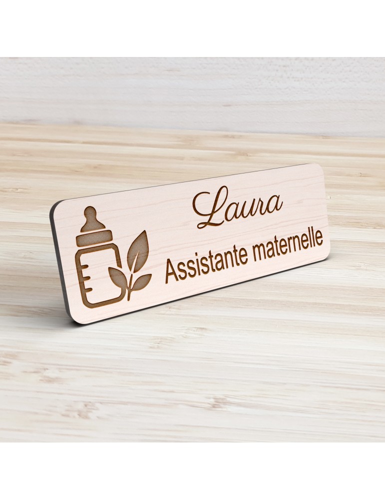 Badge personnalisé assistante maternelle, motif accueil familial et petite enfance, vue de présentation