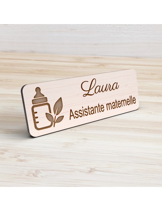 Badge personnalisé assistante maternelle, motif accueil familial et petite enfance, vue de présentation