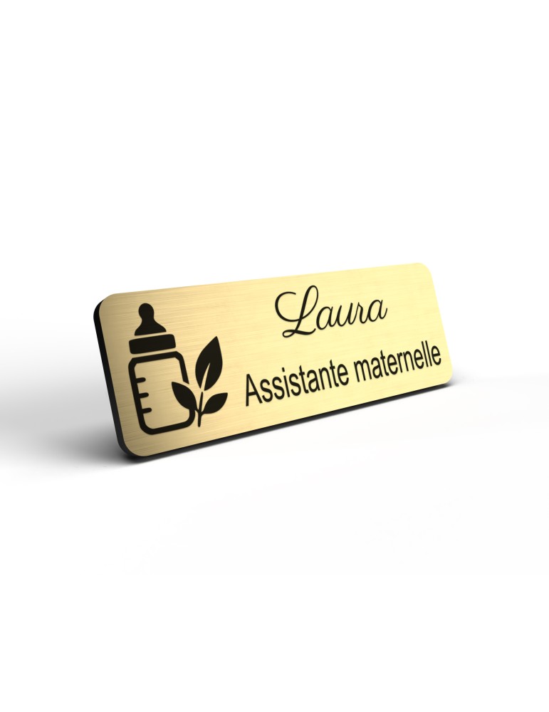 Badge personnalisé assistante maternelle, motif accueil familial et petite enfance, détail de la finition or brossé