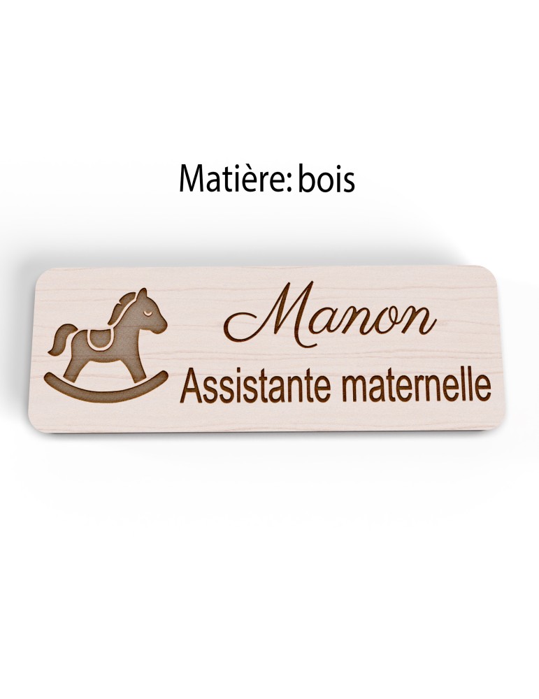 Badge personnalisé assistante maternelle, motif accueil familial et petite enfance, version bois vue à plat