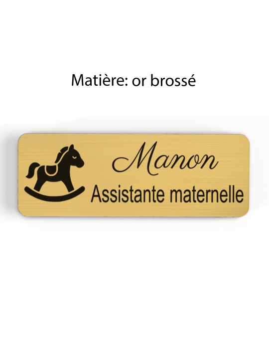 Badge personnalisé assistante maternelle, motif accueil familial et petite enfance, finition or brossé