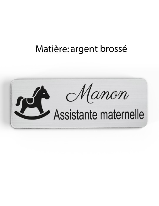 Badge personnalisé assistante maternelle, motif accueil familial et petite enfance, finition argent brossé