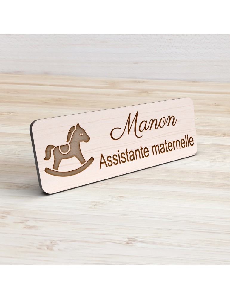 Badge personnalisé assistante maternelle, motif accueil familial et petite enfance, vue de présentation
