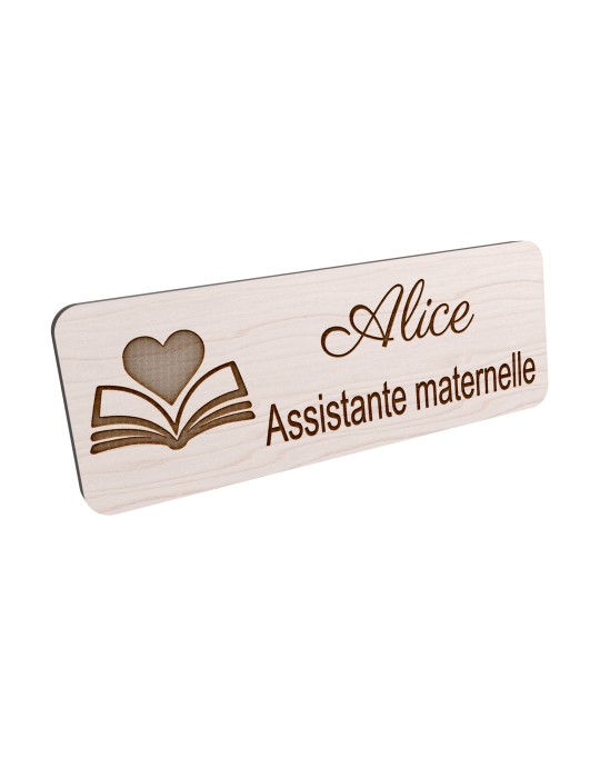 Badge personnalisé assistante maternelle, motif accueil familial et petite enfance, vue en biais