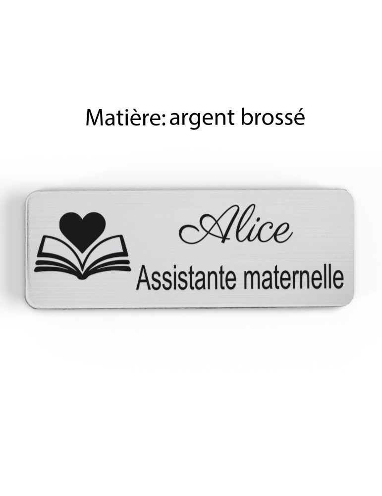 Badge personnalisé assistante maternelle, motif accueil familial et petite enfance, finition argent brossé