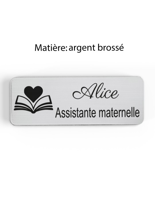 Badge personnalisé assistante maternelle, motif accueil familial et petite enfance, finition argent brossé