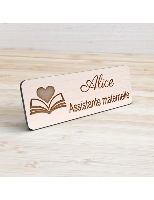 Badge personnalisé assistante maternelle, motif accueil familial et petite enfance, vue de présentation