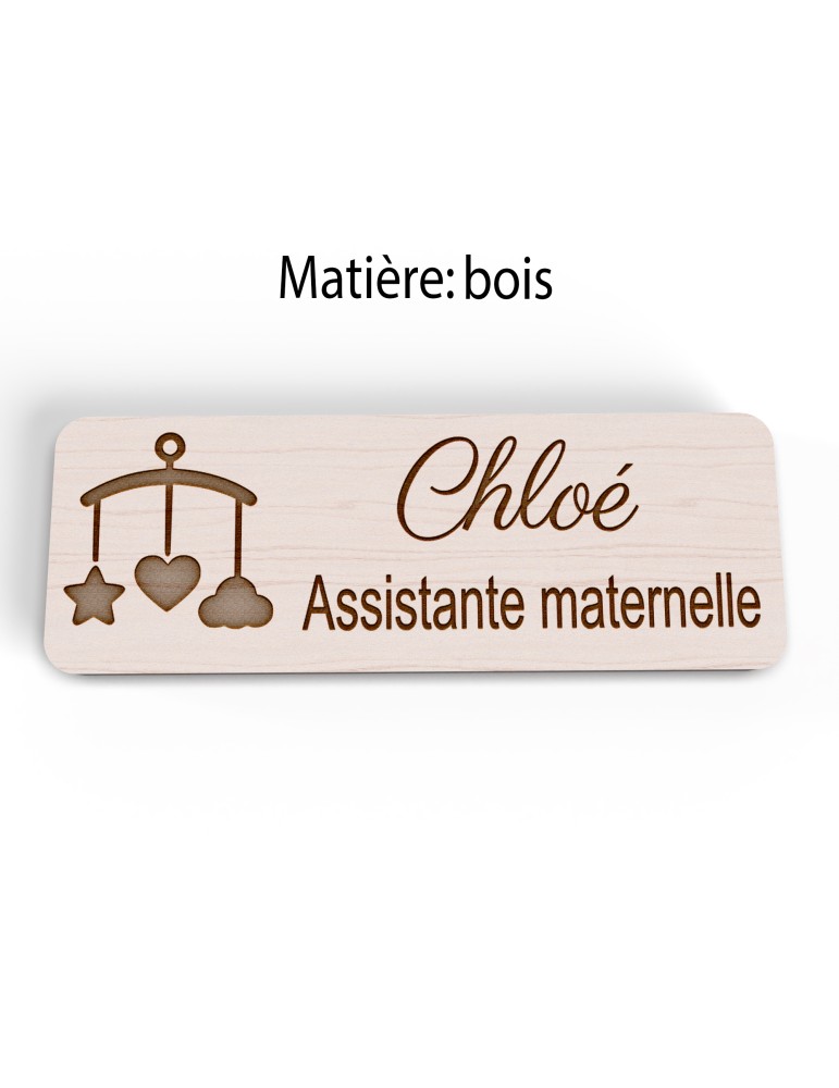 Badge personnalisé assistante maternelle, motif accueil familial et petite enfance, version bois vue à plat