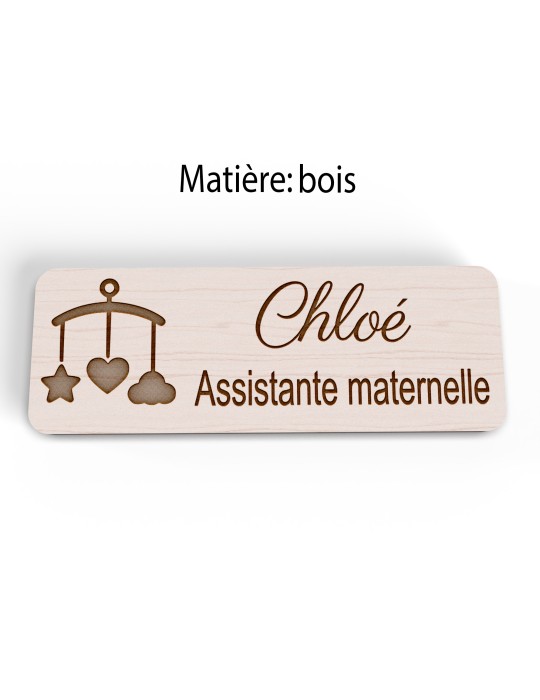 Badge personnalisé assistante maternelle, motif accueil familial et petite enfance, version bois vue à plat