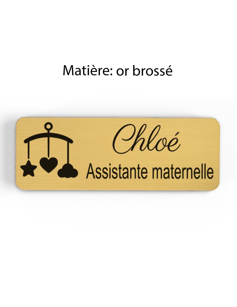 Badge personnalisé assistante maternelle, motif accueil familial et petite enfance, finition or brossé