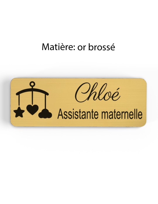 Badge personnalisé assistante maternelle, motif accueil familial et petite enfance, finition or brossé