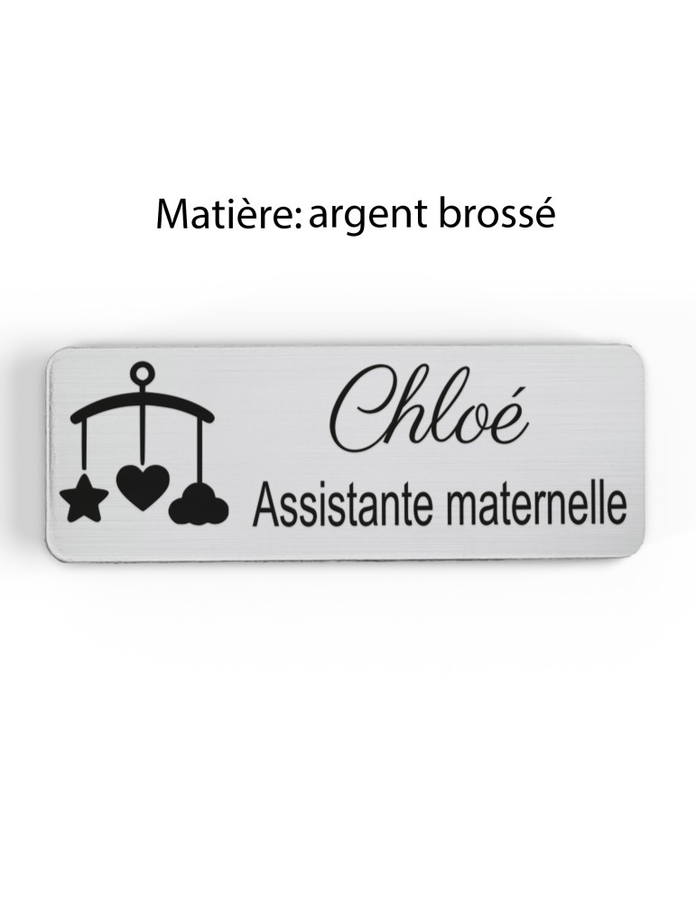 Badge personnalisé assistante maternelle, motif accueil familial et petite enfance, finition argent brossé