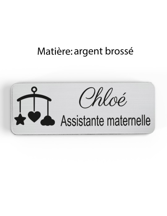 Badge personnalisé assistante maternelle, motif accueil familial et petite enfance, finition argent brossé