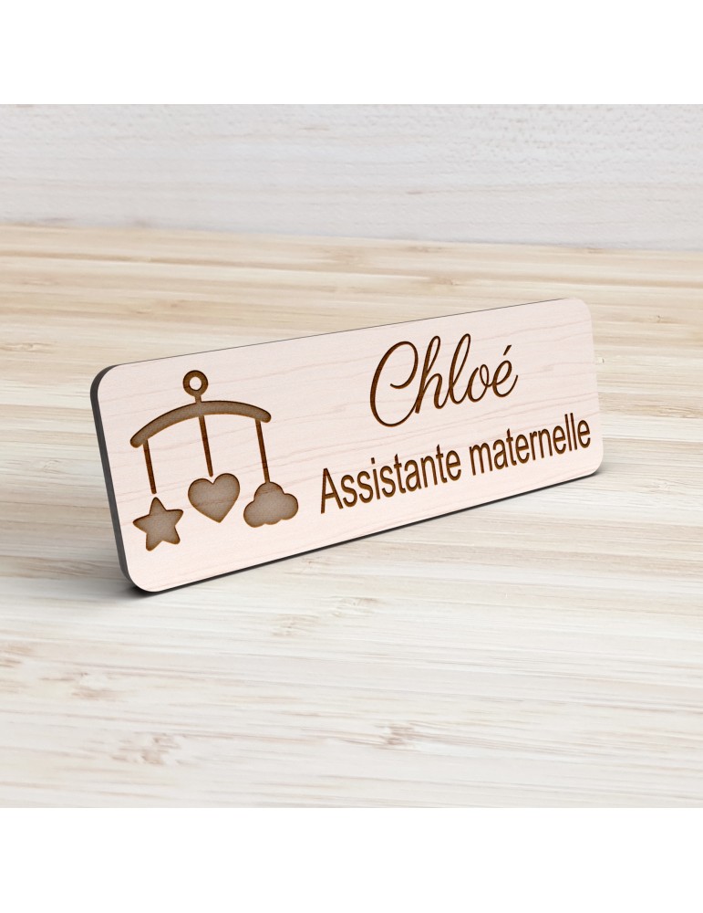 Badge personnalisé assistante maternelle, motif accueil familial et petite enfance, vue de présentation