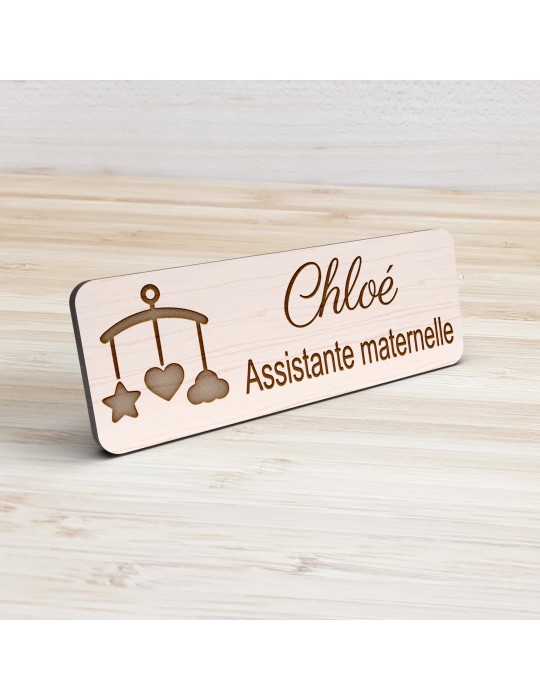 Badge personnalisé assistante maternelle, motif accueil familial et petite enfance, vue de présentation