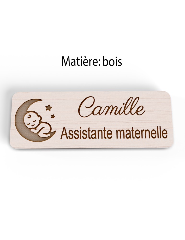 Badge personnalisé assistante maternelle, motif accueil familial et petite enfance, version bois vue à plat