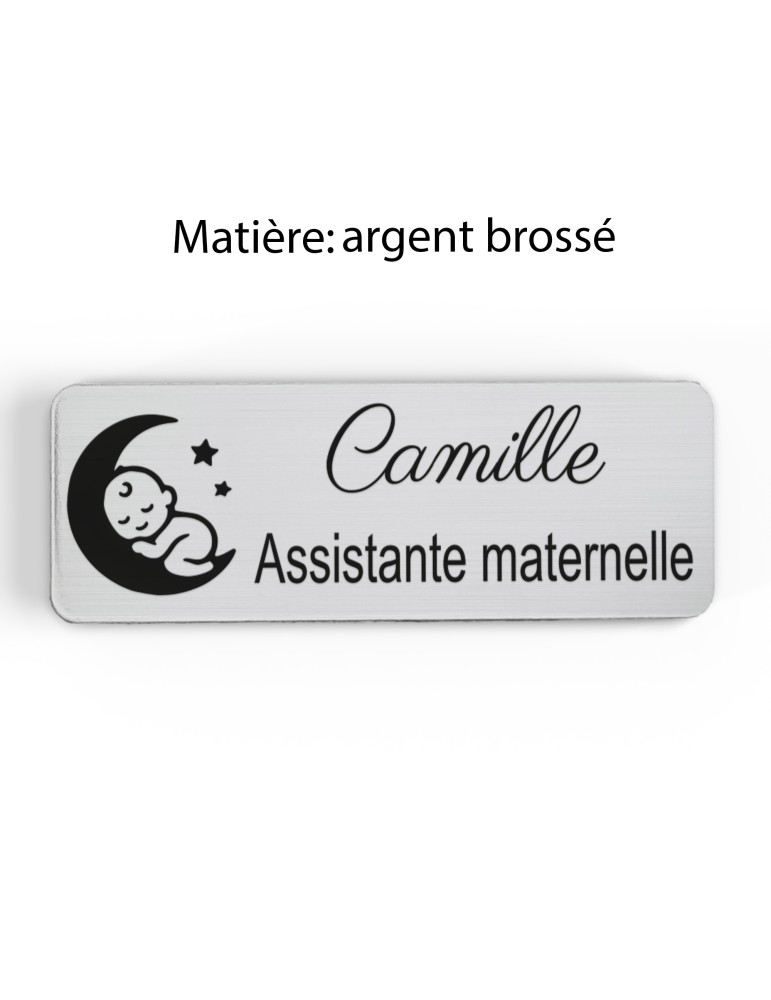 Badge personnalisé assistante maternelle, motif accueil familial et petite enfance, finition argent brossé